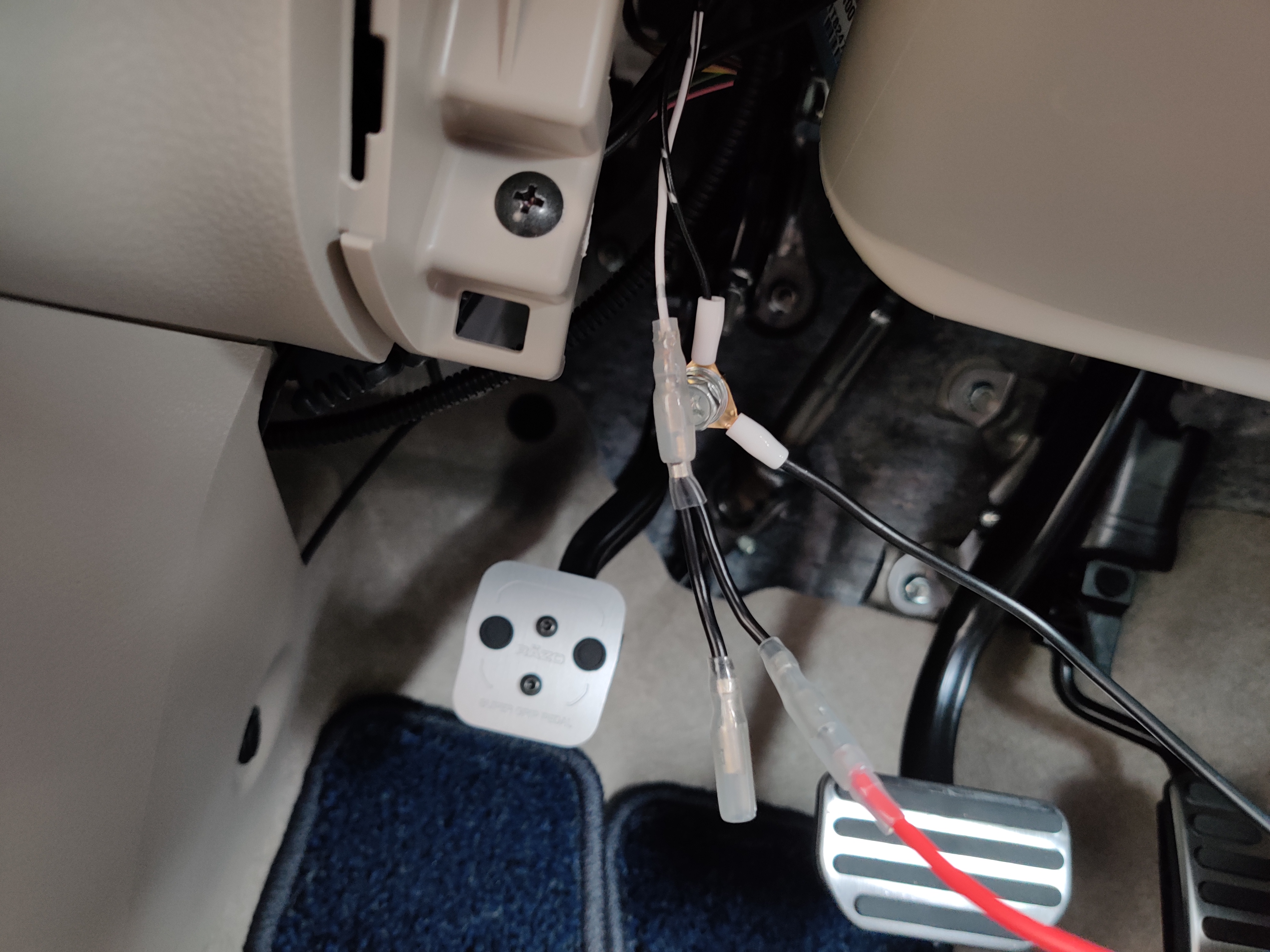 コネクタを切ったケーブルが短いので作業は困難だがやる