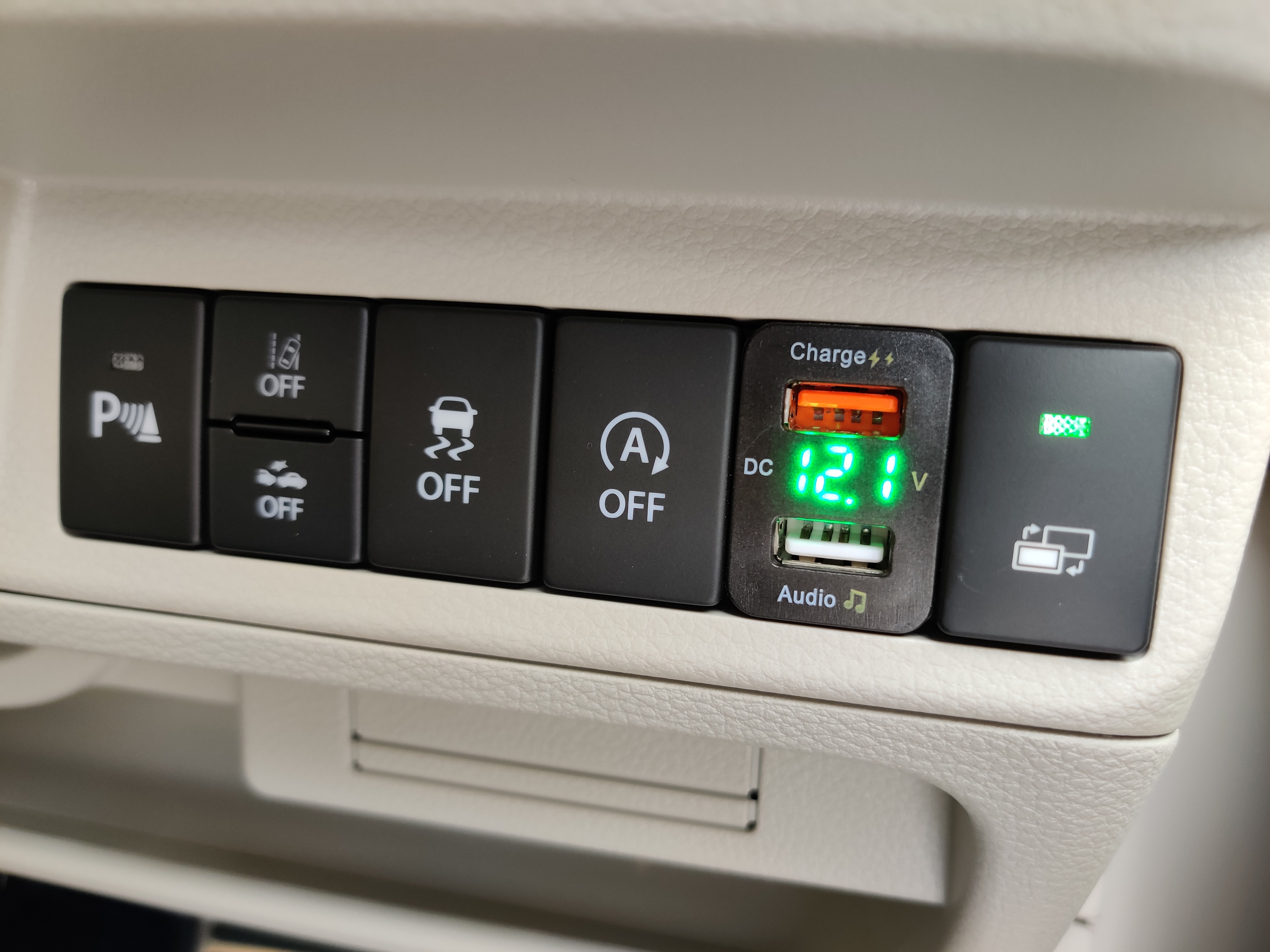 USB Car Chargerの設置(前編)