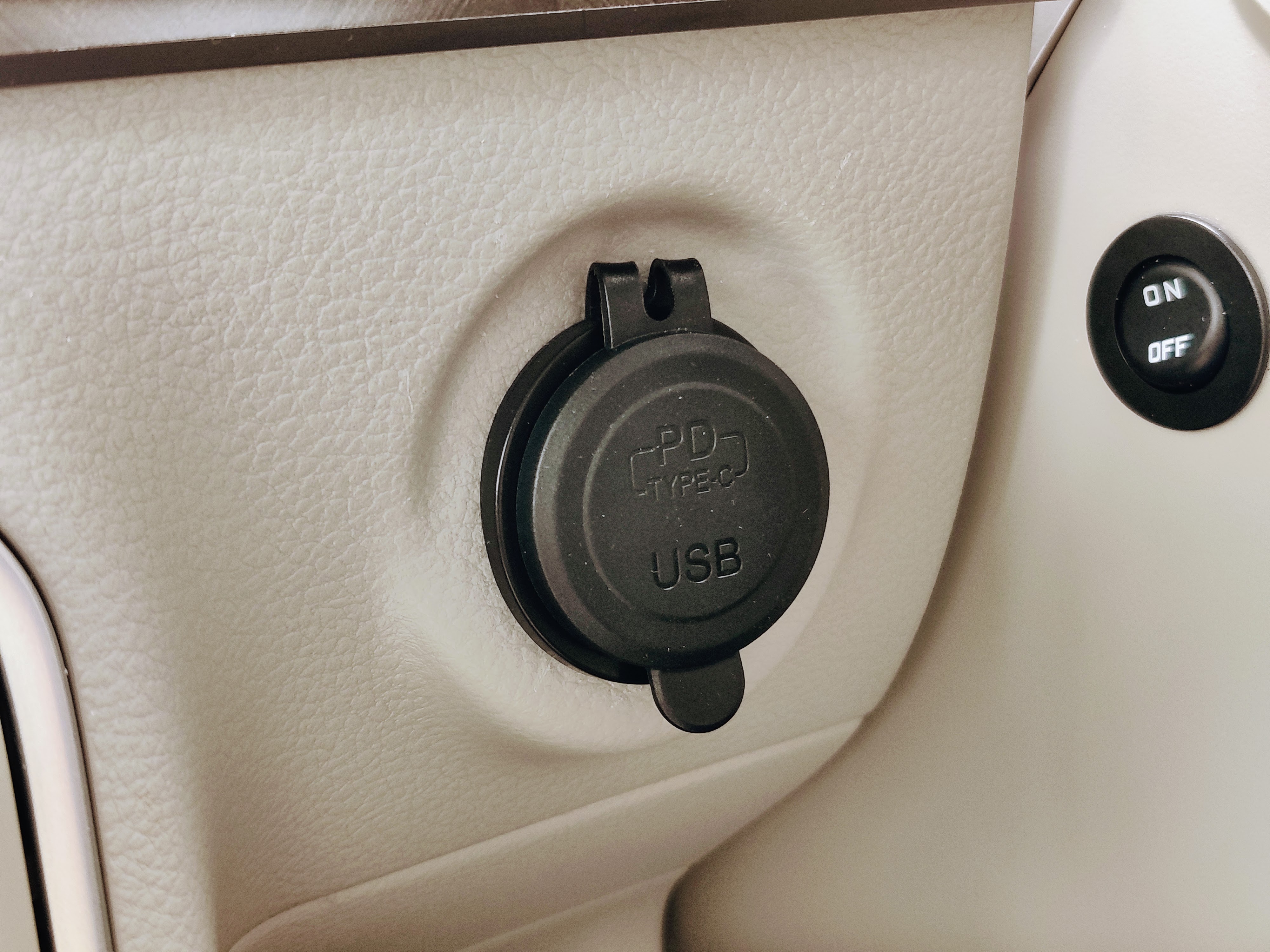 USB Car Chargerの設置(後編)